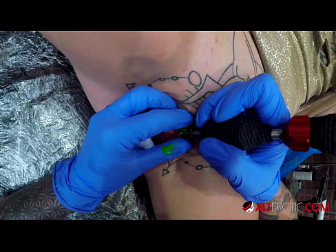 ❤️ Extreem getatoeëerde hottie Sully Savage kreeg een tatoeage op haar clitoris Super porn at nl.chengchengsm4.top ☑
